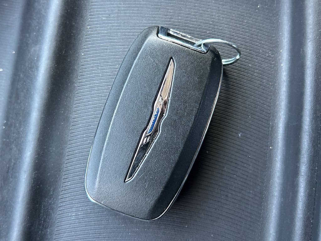 Used 2018 Chrysler Pacifica Touring-L FWD image 40
