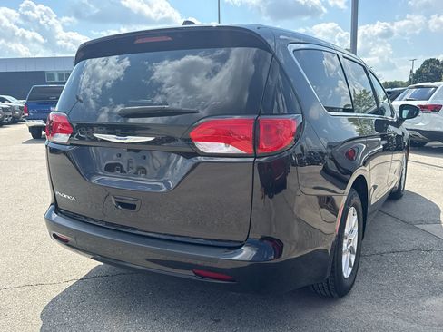 Used 2017 Chrysler Pacifica Touring FWD image 5