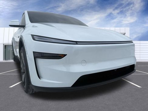Used 2026 Tesla Model Y 2WD image 8