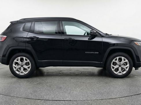 Used 2025 Jeep Compass Latitude AWD/4WD image 11