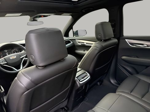 New 2025 Cadillac XT6 Luxury image 32