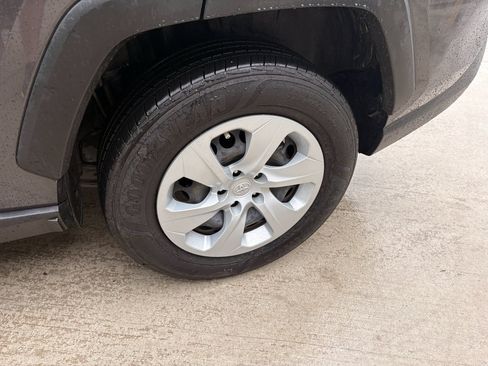 Used 2019 Toyota RAV4 LE FWD image 31