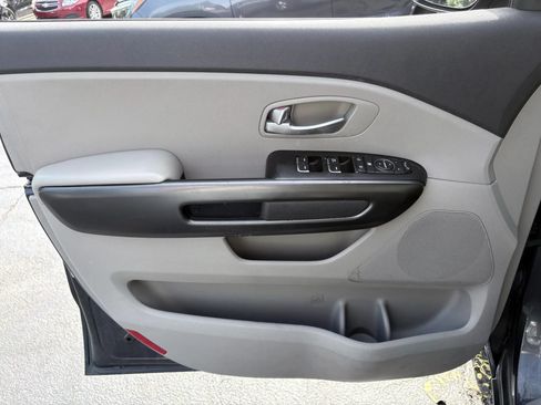 Used 2017 Kia Sedona LX w/ LX Essentials Premium Package FWD image 10