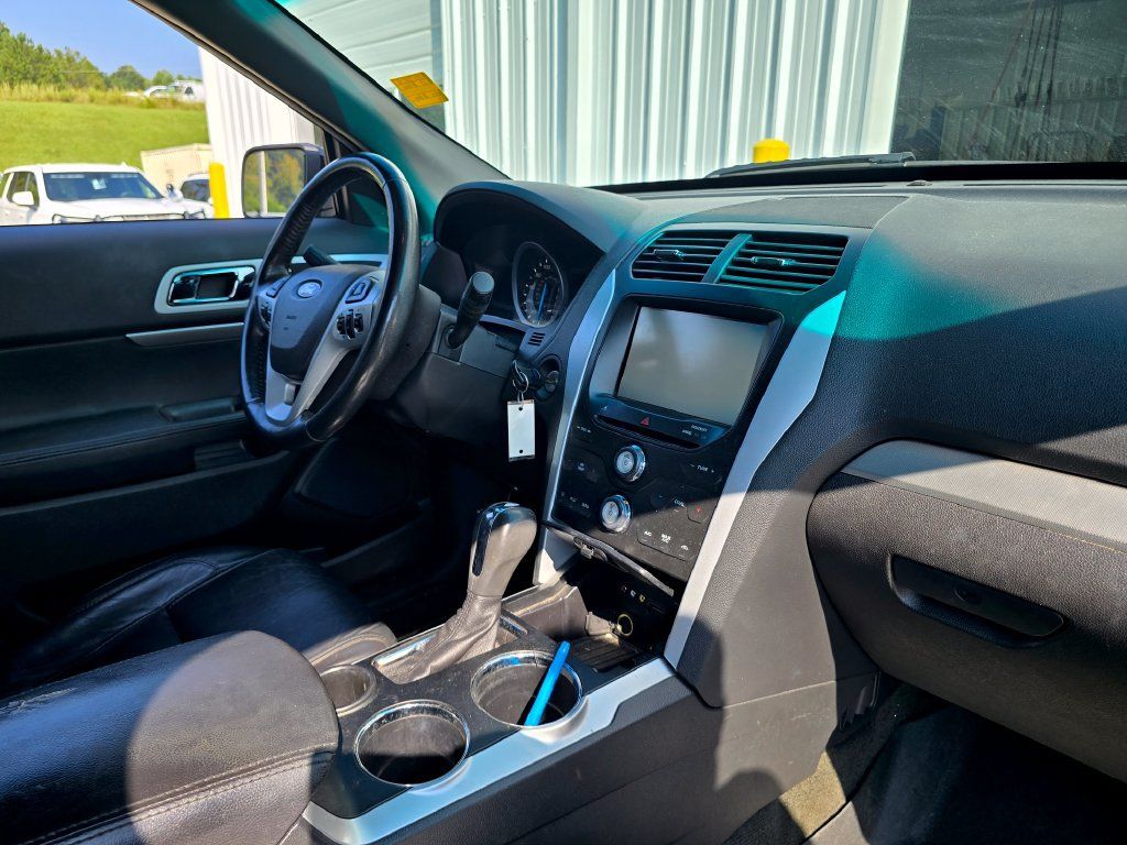 Used 2013 Ford Explorer XLT FWD image 3