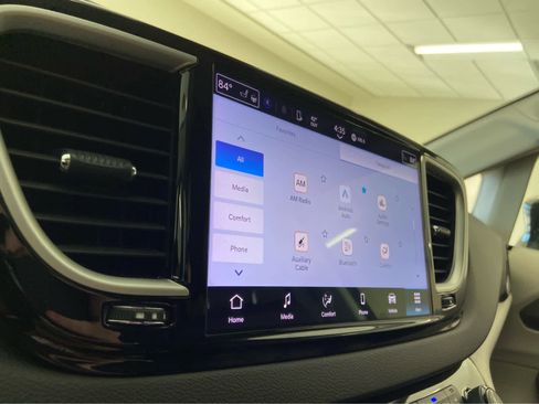 Used 2024 Chrysler Pacifica Touring-L FWD image 32