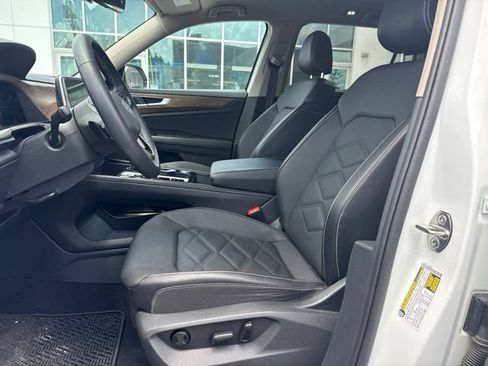 Used 2024 Volkswagen Atlas SE w/ Panoramic Sunroof Package FWD image 5