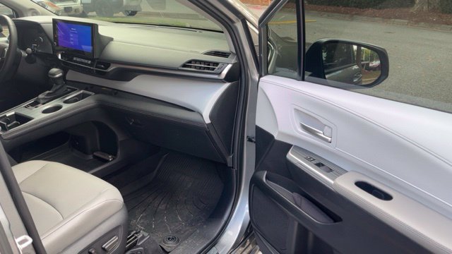 Used 2026 Toyota Sienna XLE FWD image 10
