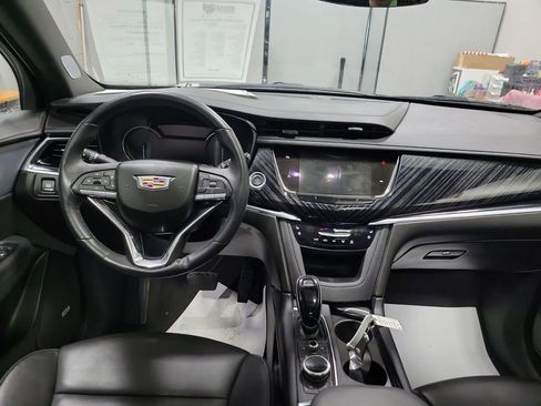 Used 2025 Cadillac XT6 Premium Luxury image 3