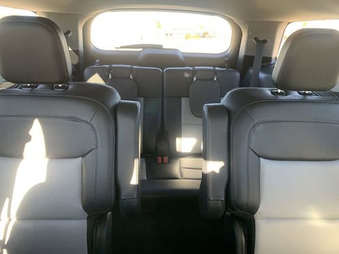 Used 2022 Ford Explorer XLT w/ Equipment Group 202A image 7