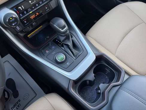 Used 2019 Toyota RAV4 Limited image 24