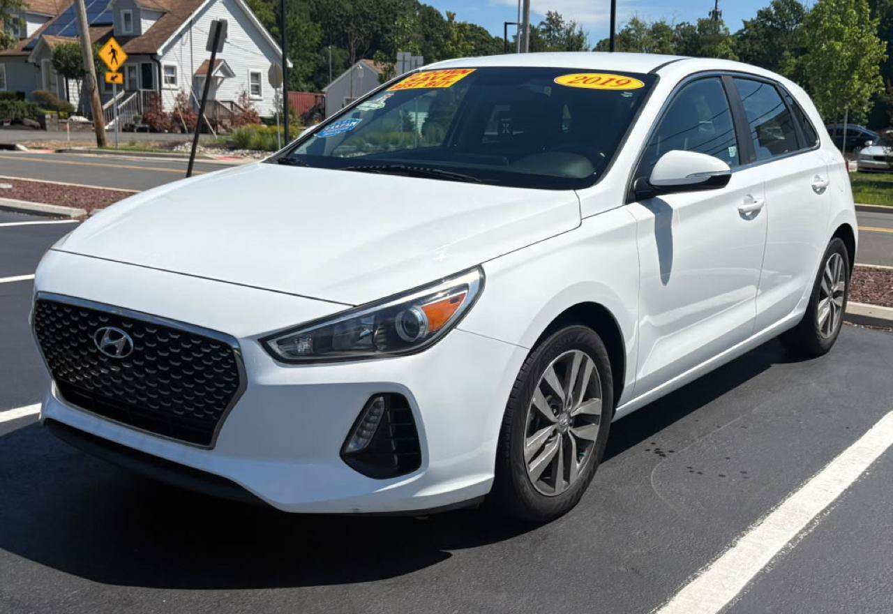Used 2019 Hyundai Elantra GT FWD image 4