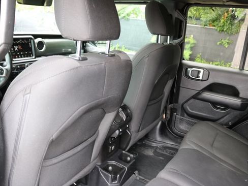 Used 2019 Jeep Wrangler Unlimited Sahara AWD/4WD image 14