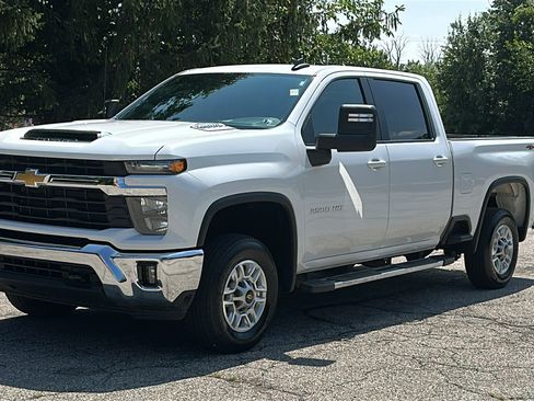 Used 2025 Chevrolet Silverado 2500 LT w/ Convenience Package AWD/4WD image 2