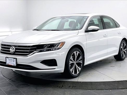 Used 2021 Volkswagen Passat 2.0T SE image 2