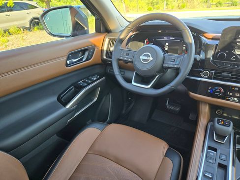 Used 2024 Nissan Pathfinder Platinum FWD image 9