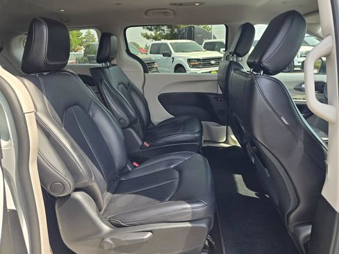 Used 2023 Chrysler Pacifica Touring-L FWD image 13