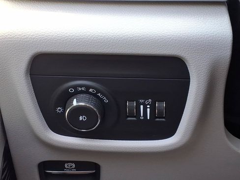 Used 2021 Jeep Grand Cherokee L Overland w/ Luxury Tech Group IV AWD/4WD image 34