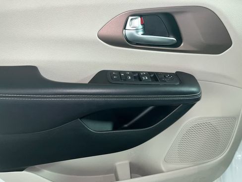 Used 2024 Chrysler Voyager LX FWD image 13