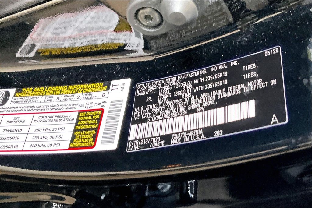 Used 2025 Toyota Highlander LE FWD image 37