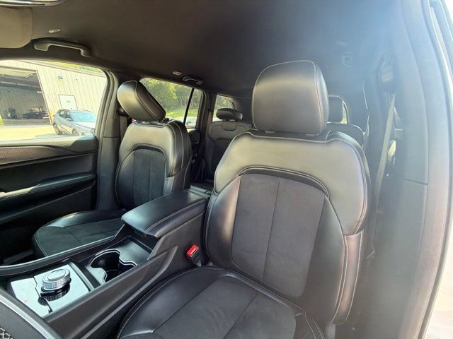 Used 2025 Jeep Grand Cherokee Altitude AWD/4WD image 23