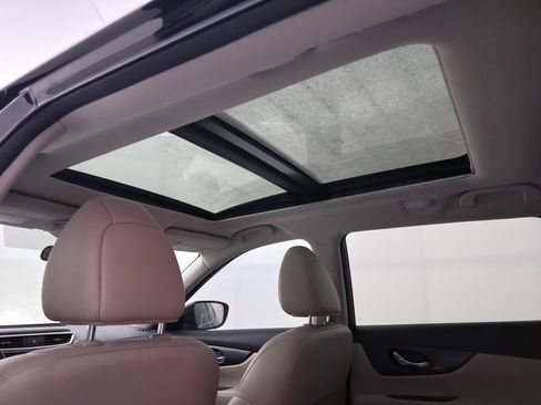 Used 2016 Nissan Rogue SL w/ SL Premium Package image 24