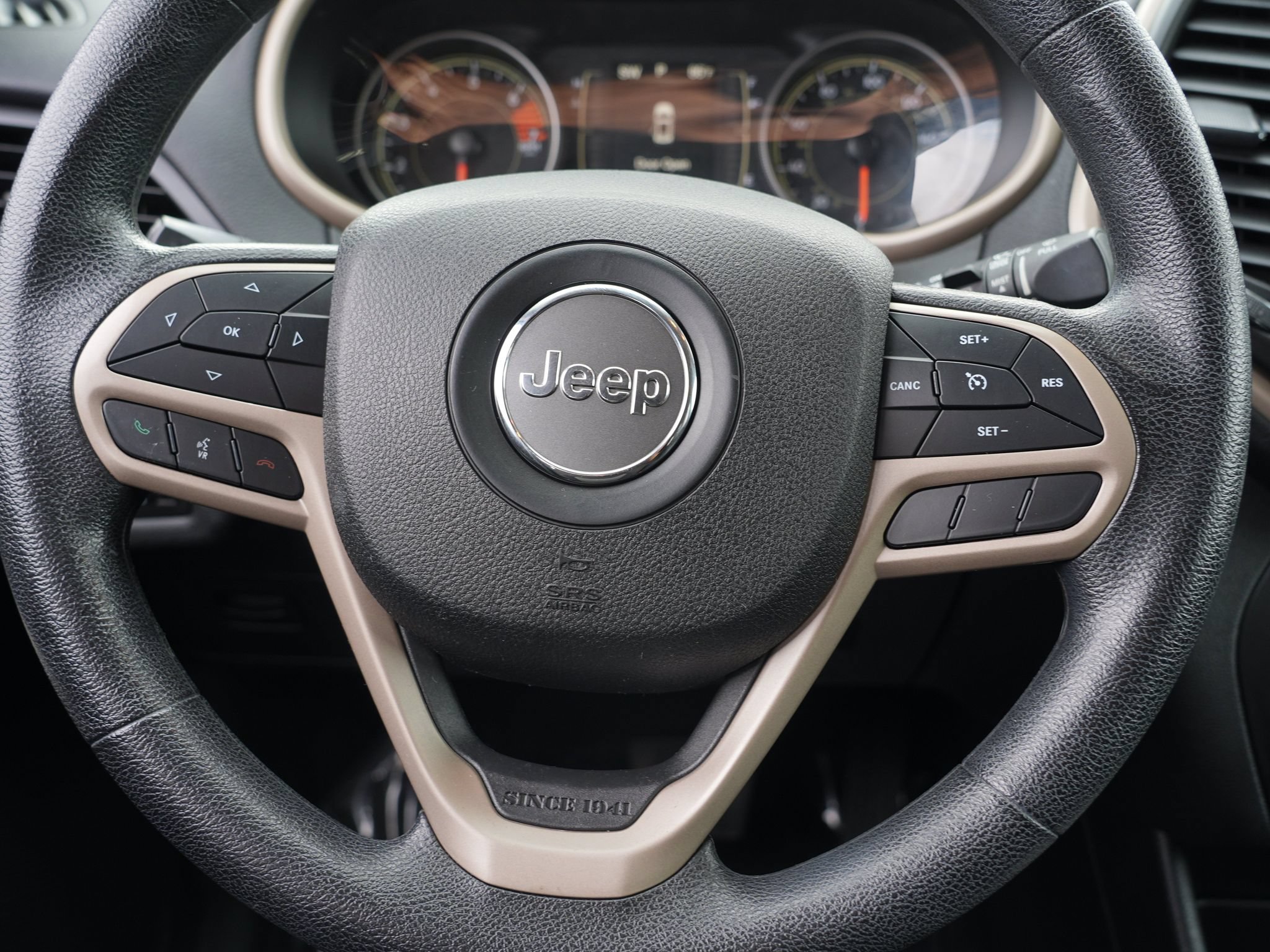 Used 2018 Jeep Cherokee Latitude w/ Safety Group AWD/4WD image 24