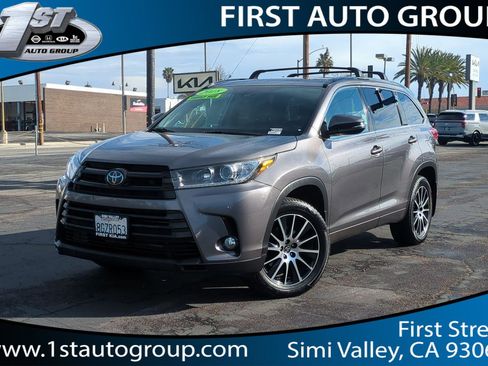 Used 2018 Toyota Highlander SE image 1
