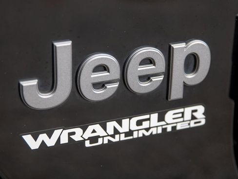 Used 2018 Jeep Wrangler Unlimited Sahara w/ Quick Order Package 24M Moab AWD/4WD image 19