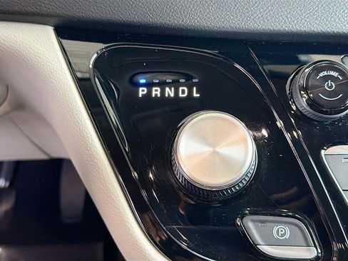 Used 2023 Chrysler Voyager LX image 16