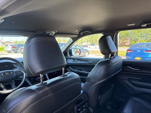 Used 2024 Jeep Grand Cherokee Altitude RWD image 19