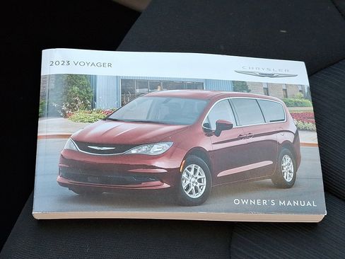 Used 2023 Chrysler Voyager LX image 26