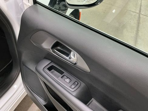 Used 2025 Chrysler Pacifica Select image 28