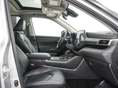 Used 2023 Toyota Highlander XLE AWD/4WD image 13