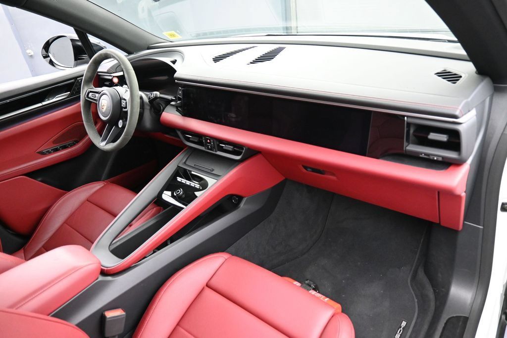 Certified 2025 Porsche Macan 4S Electric AWD/4WD image 31