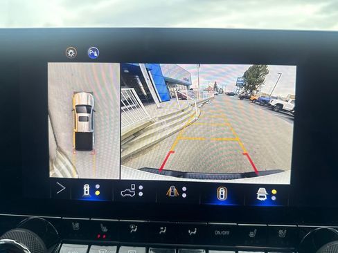 Used 2025 Chevrolet Colorado ZR2 w/ Technology Package image 22