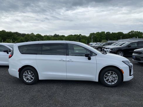 New 2027 Chrysler Pacifica Select FWD image 2