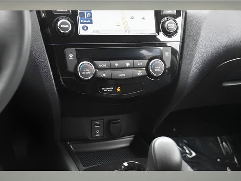 Used 2015 Nissan Rogue SL image 38