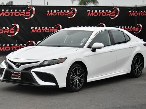 Used 2024 Toyota Camry SE image 3