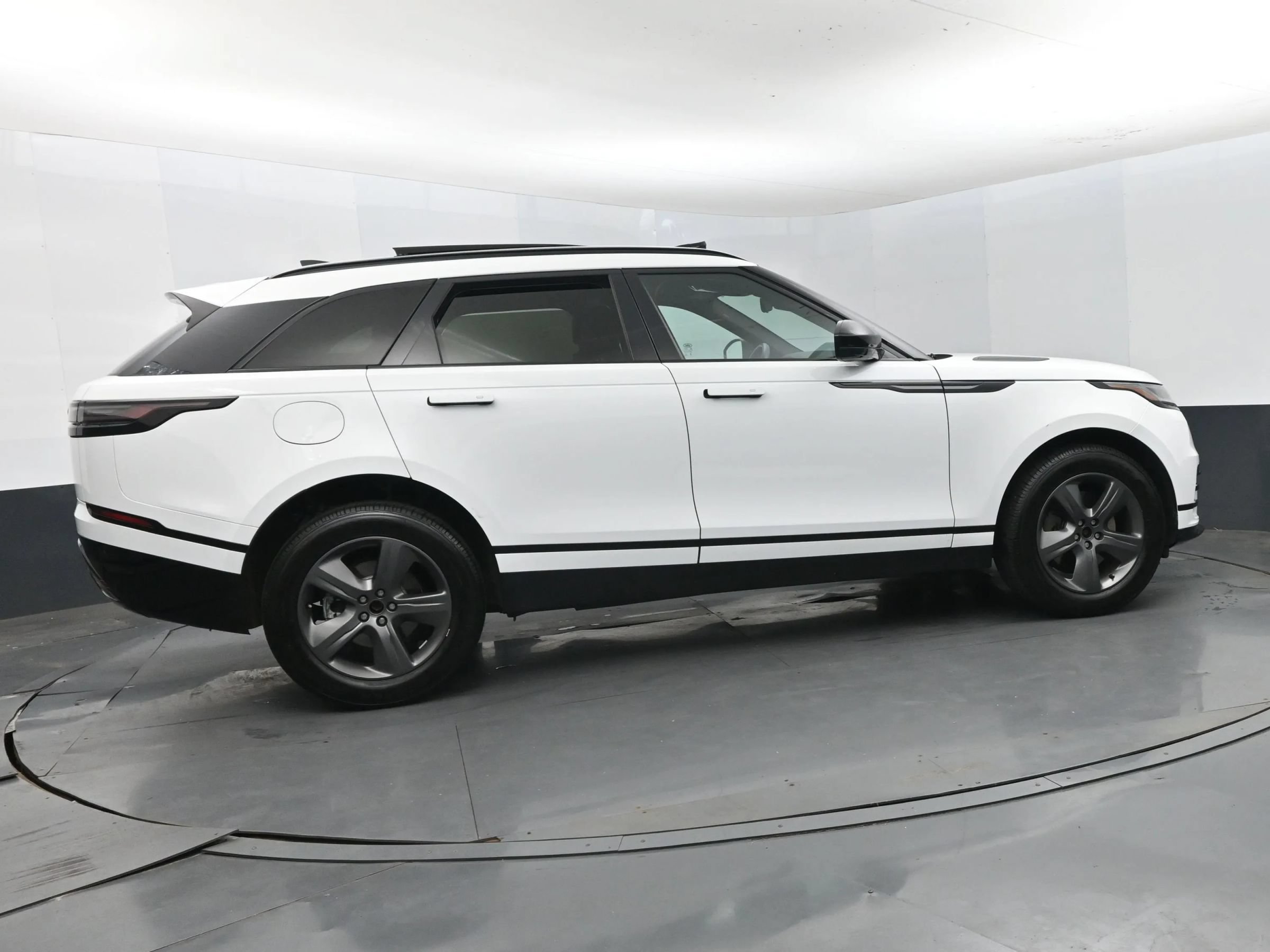 Used 2025 Land Rover Range Rover Velar Dynamic SE AWD/4WD image 4