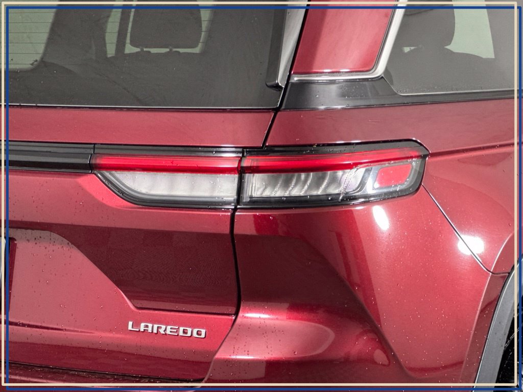 Used 2023 Jeep Grand Cherokee Laredo AWD/4WD image 9
