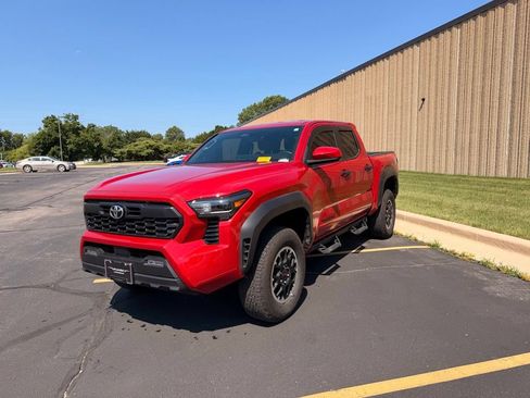 Used 2025 Toyota Tacoma TRD Off-Road AWD/4WD image 4