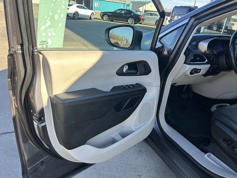 Used 2020 Chrysler Pacifica Touring-L image 15