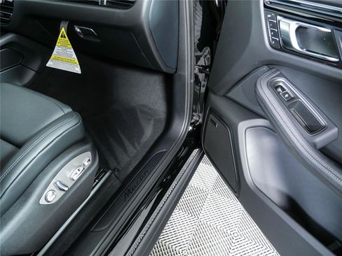 Certified 2026 Porsche Macan Turbo AWD/4WD image 27