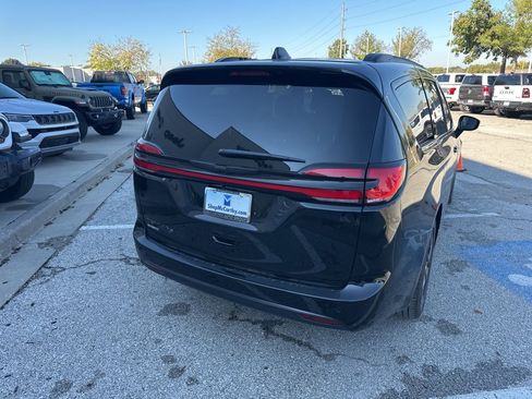 New 2026 Chrysler Pacifica Select image 27