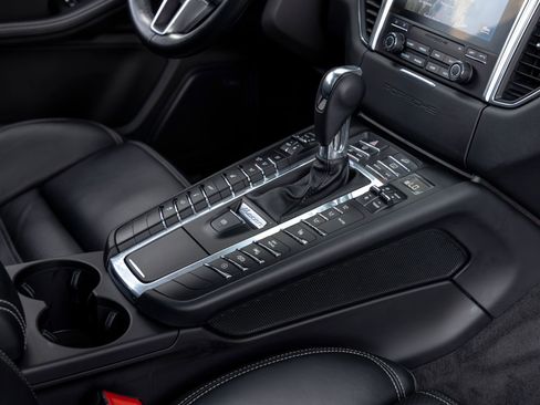 Certified 2018 Porsche Macan GTS AWD/4WD image 58