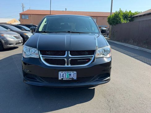 Used 2018 Dodge Grand Caravan SE FWD image 2