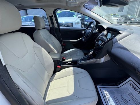 Used 2016 Ford Focus Titanium w/ Titanium Technology Package FWD image 9