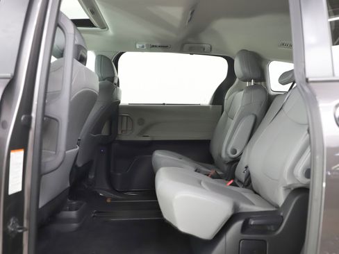 Used 2022 Toyota Sienna XLE FWD image 20