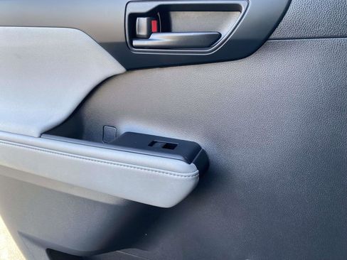 Used 2022 Toyota Highlander L image 15