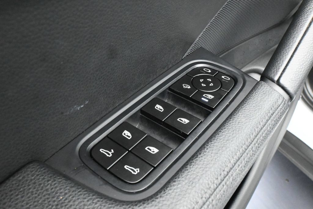 Used 2025 Porsche Cayenne AWD/4WD image 16